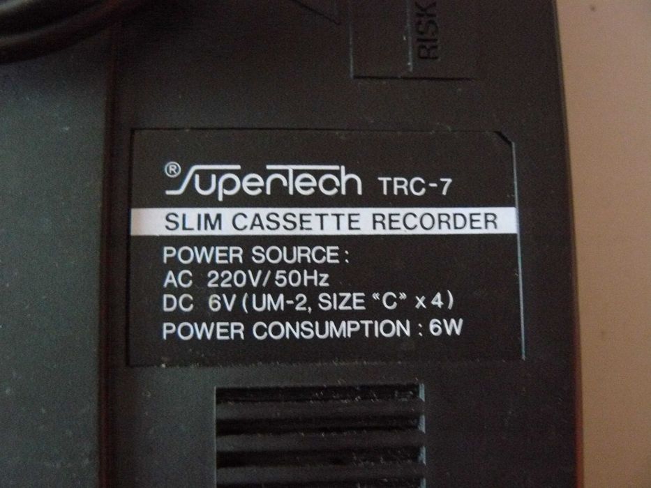 Magnetofon kasetowy niemieckiej firmy Supertech z przewodem zasil.