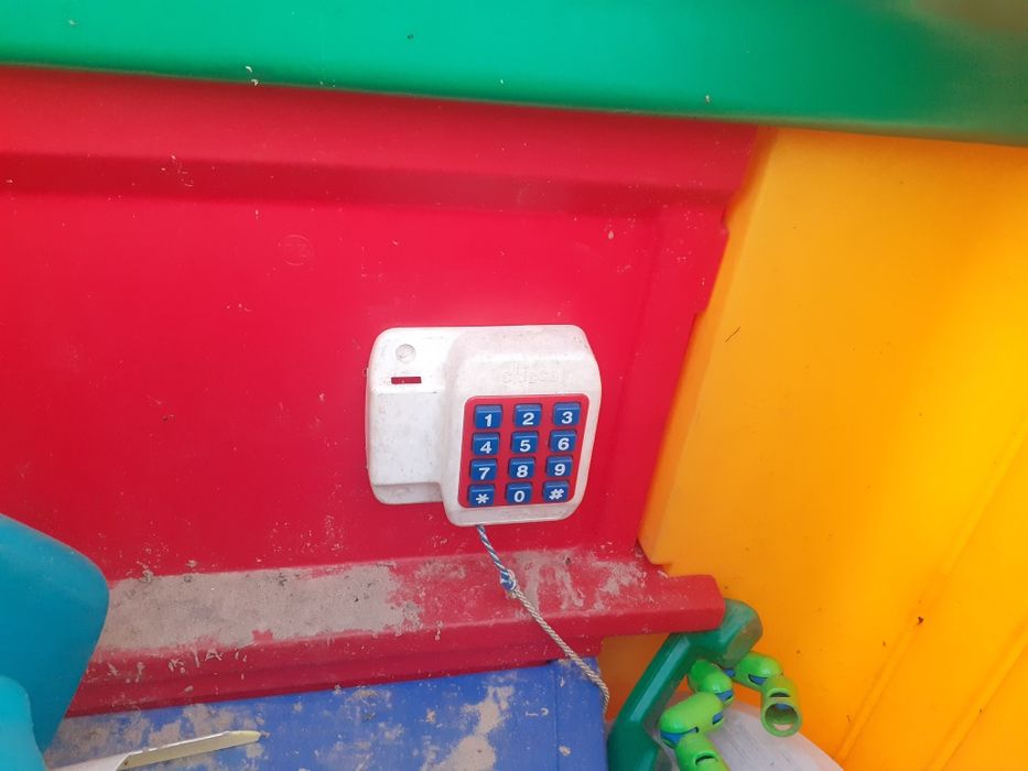 Domek ogrodowy plac zabaw zjeżdżalnia