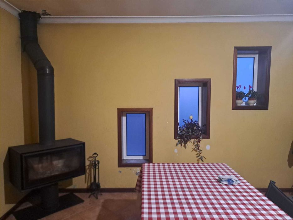 Moradia T3 em pedra azul junto a estrada Termas de S. Vicente-Penafiel