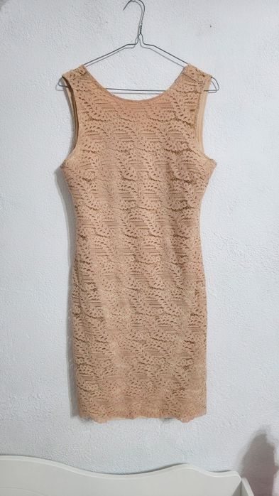 Beżowa koronkowa dopasowana sukienka Guess mini MIDI koktajlowa