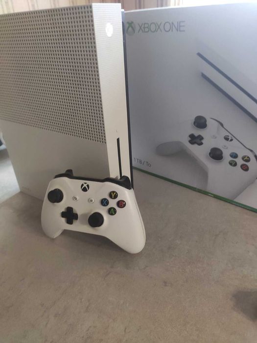 Xbox One 1TB з двома геймпадами