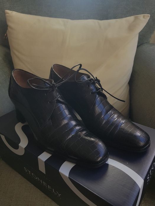 Sapatos pretos com atacadores