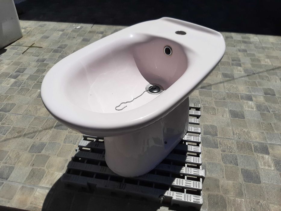 Bidé rosa "Valadares" e bidé rosa sem marca