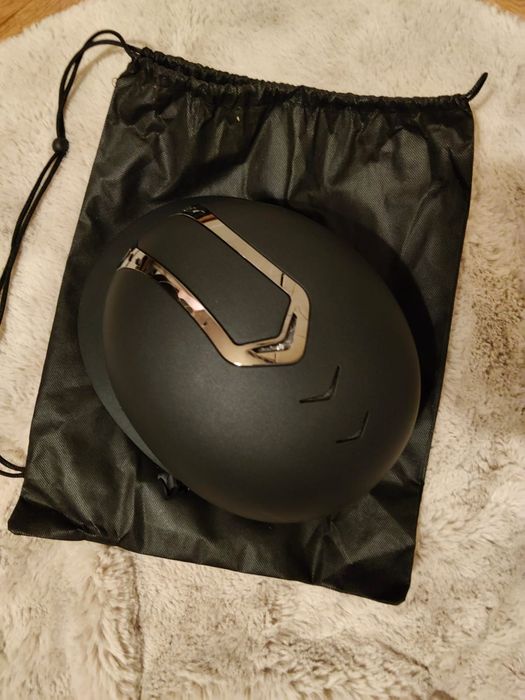 Kask jeździecki z szerokim daszkiem