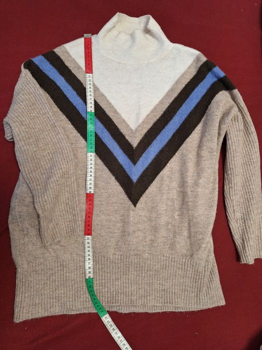 Sweterek damski beżowy.