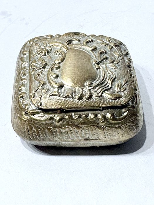 Lindissima antiga caixa Arte Nova francesa em casquinha