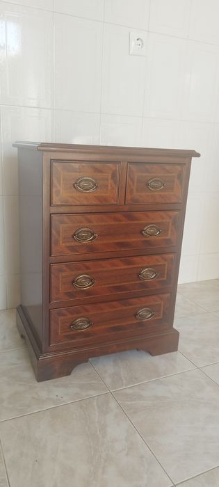 Par de Cômodas Clássicas em Madeira