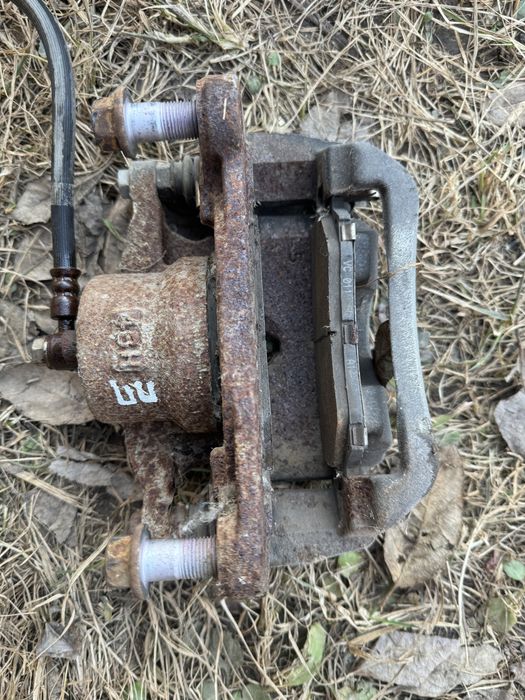 Супорт передній лівий/правий Mazda 6 GJ 2013-2017 рік