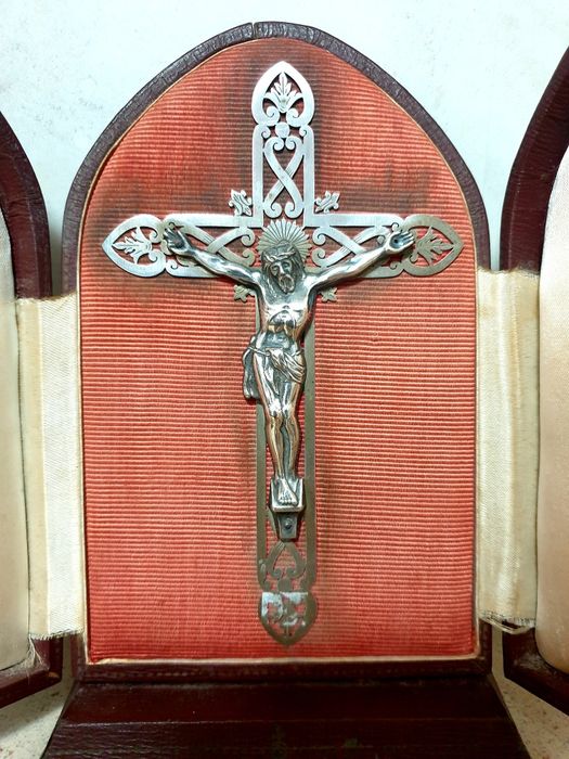 Antigo altar de viagem com lindo crucifixo em prata portuguesa