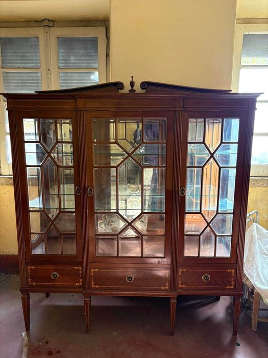 Conjunto de aparadores e vitrine D. Maria