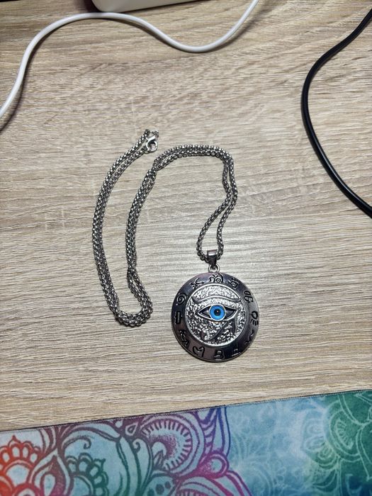 Varios colares em aço