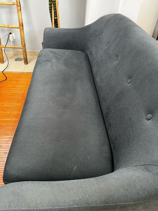 Sofá moderno e confortável – Como novo!