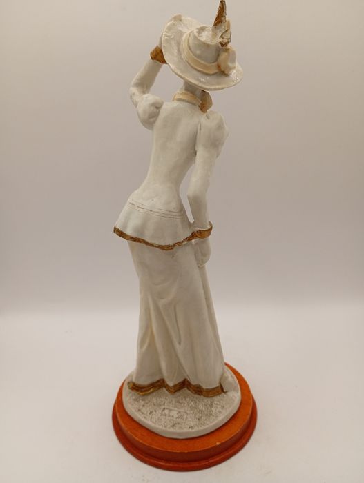 Ceramiczna figurka Kobieta