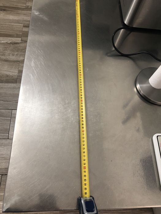 Mesa inox, usada para trabalhos de cozinha