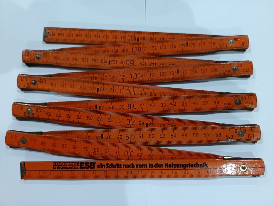 Metro de madeira muito antigo. (2M Cumprimento)