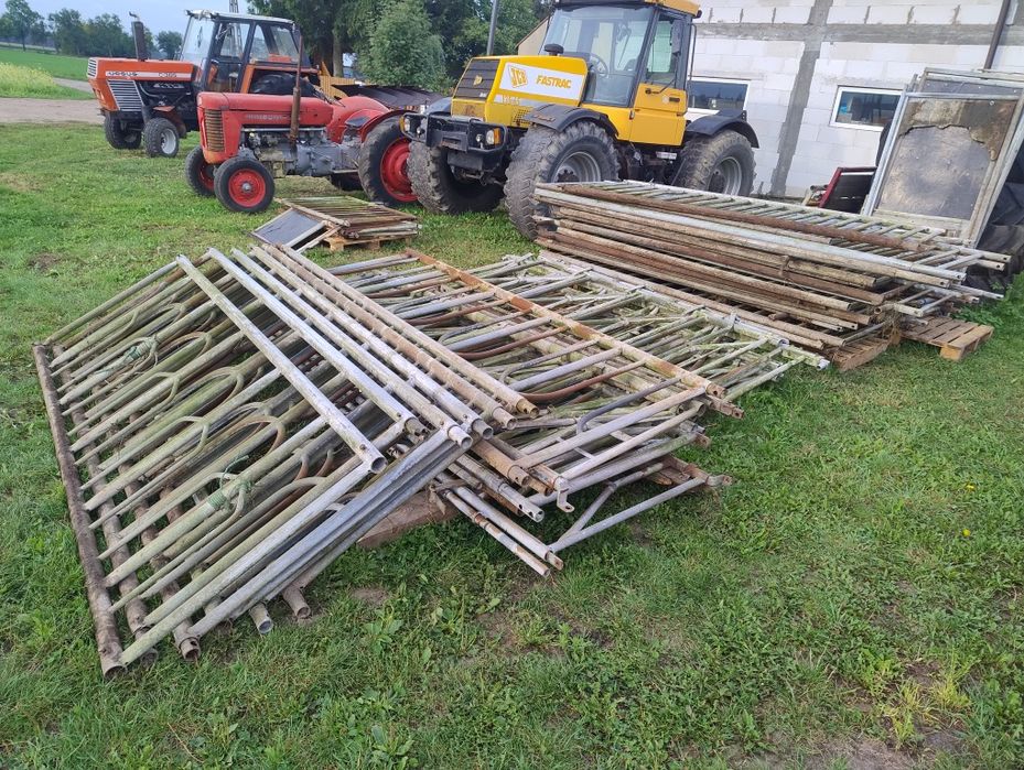 Przyczepa do przewozu bydła  drabiny paszowe