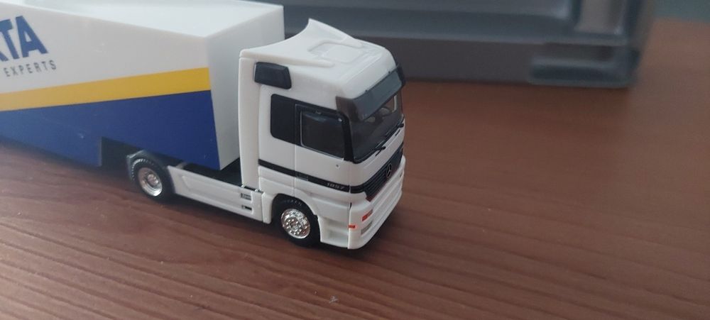 Model 1:87 Mercedes 1857 TIR z naczepa Herpa