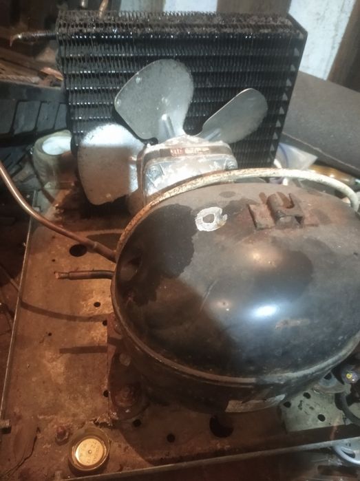 Компресор з радіатором від апарата для охолодження напоїв