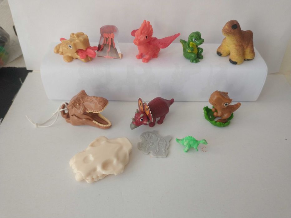 Figurki Kinder Smoki i Dinozaury (9szt)