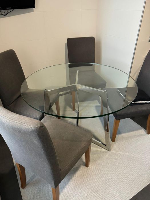 Mesa redonda com tampo em vidro