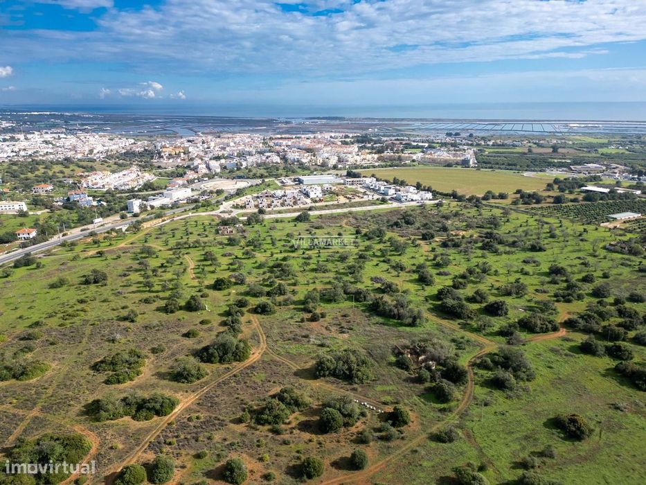 Terreno urbano com 21,8 hectares situado na ligação entre a A22 e o ce