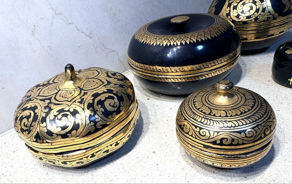Lindas antigas caixas asiáticas em charão lacado e dourado
