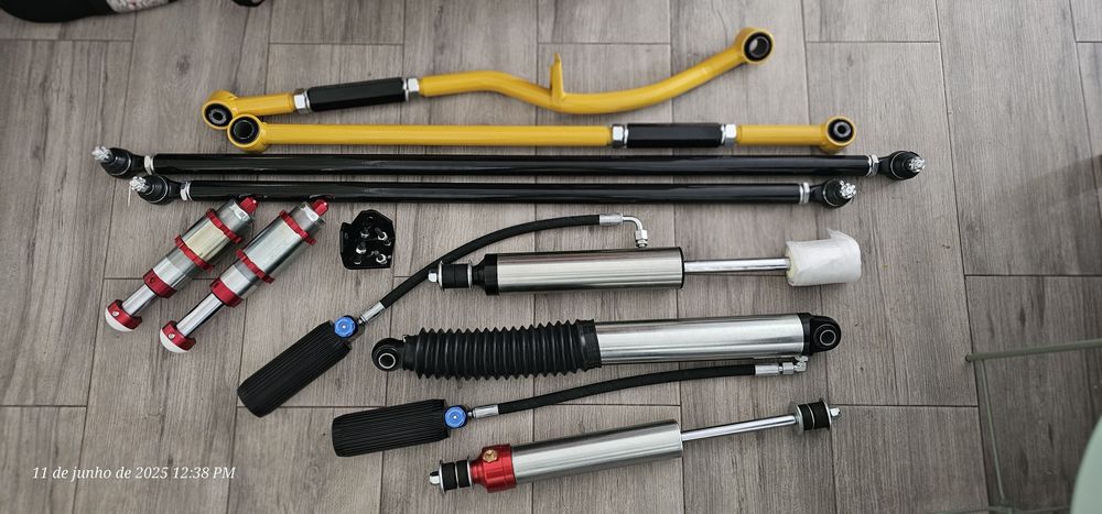 Barras direção reforçadas e panhards reguláveis