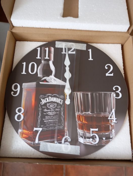 Vários relógios de parede Jack Daniels