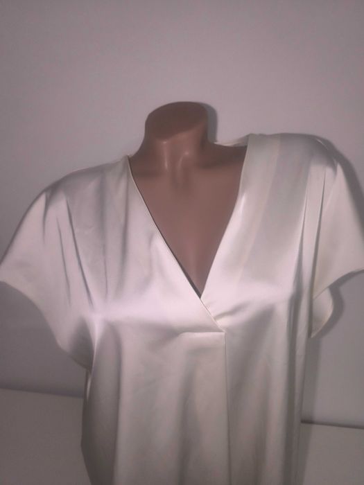 Гарна блузка під атлас молочного кольору 54 розмір