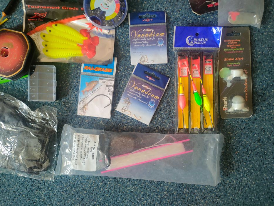 3 wędki plus 3 kołowrotki + dodatki