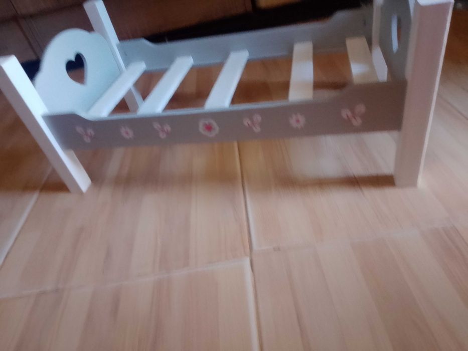 Cama de bonecas em madeira e carrinho de bebê