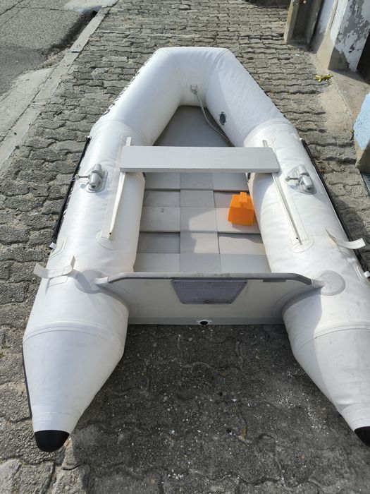 Barco em bom estado .