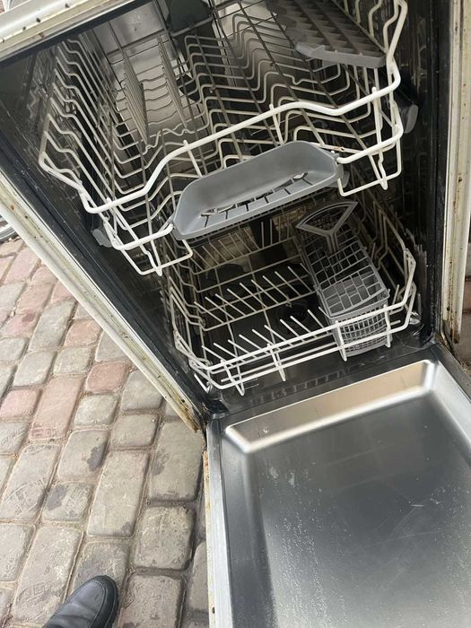 Посудомийна машина Bosch SPV40E із несправністю. Протікає помпа.