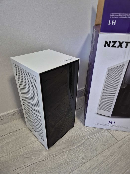 mini-ITX корпус NZXT H1 з блоком живлення NZXT 650W GOLD + райзер