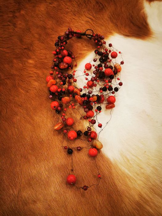Colar de pedras em castanho e laranja