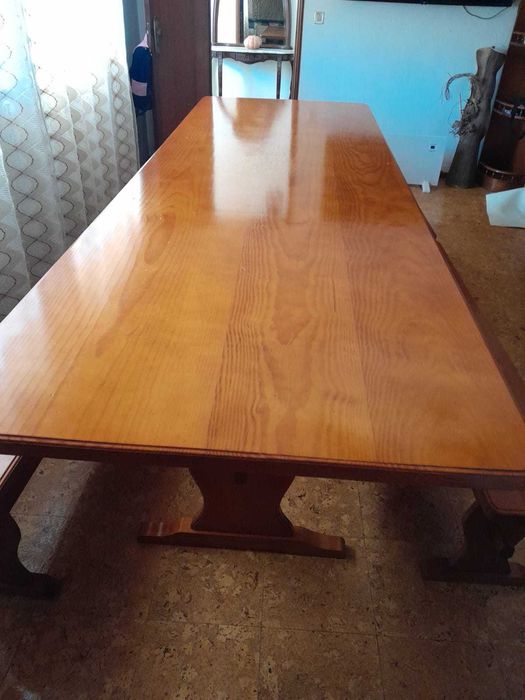 Pretendo vender mesa de cozinha com 3 metros de cumprimento e cerca de 1.5m de largura, com 4 bancos compridos, pelo preço de 550.00€, em pinho