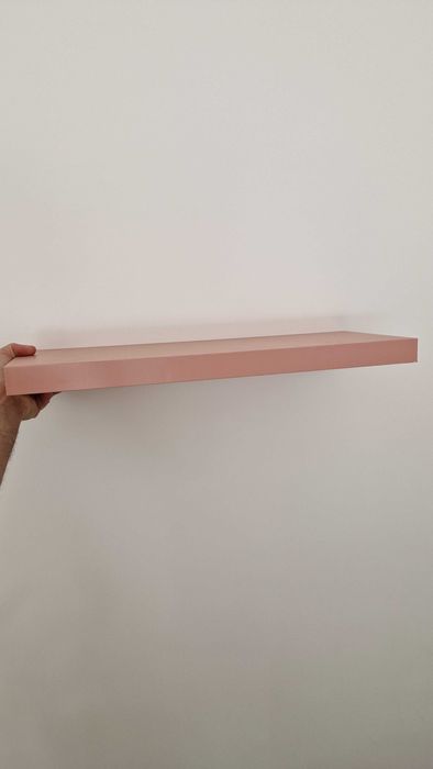 Prateleira decorativa em cor-de-rosa, ideal para colocar molduras, objetos decorativos e outros acessórios