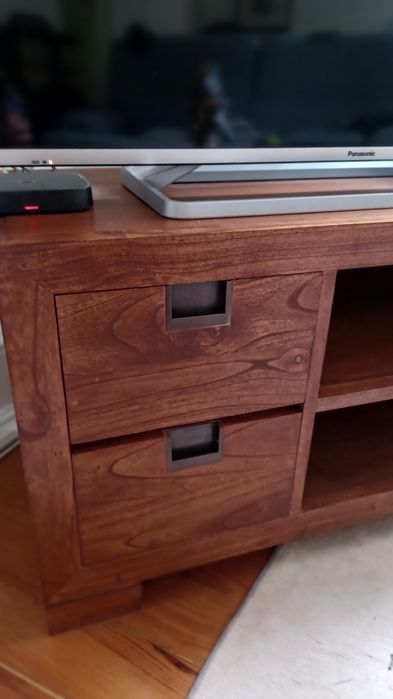 Aparador baixo em madeira maciça