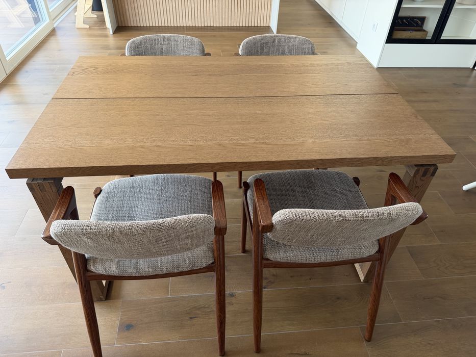 Conjunto de mesa e 4 cadeiras