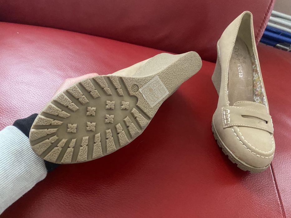 Beżowe, nowe czółenka na koturnie Coco Perla, 38