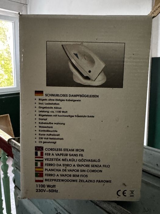 Bezprzewodowe żelazko parowe 1100W z stacją ładującą / pudełko