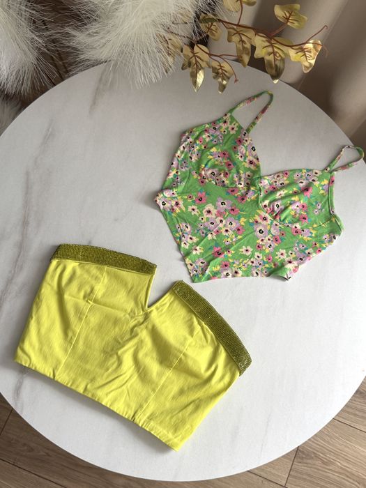 Bershka dwa nowe topy kwiatowy print kryształki