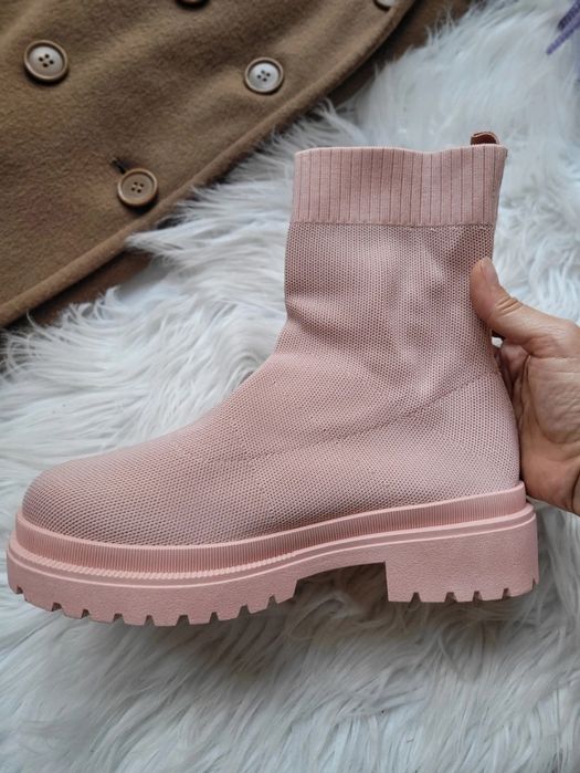 Pudrowe botki skarpetkowe wysoka cholewka sporty casual athleisure