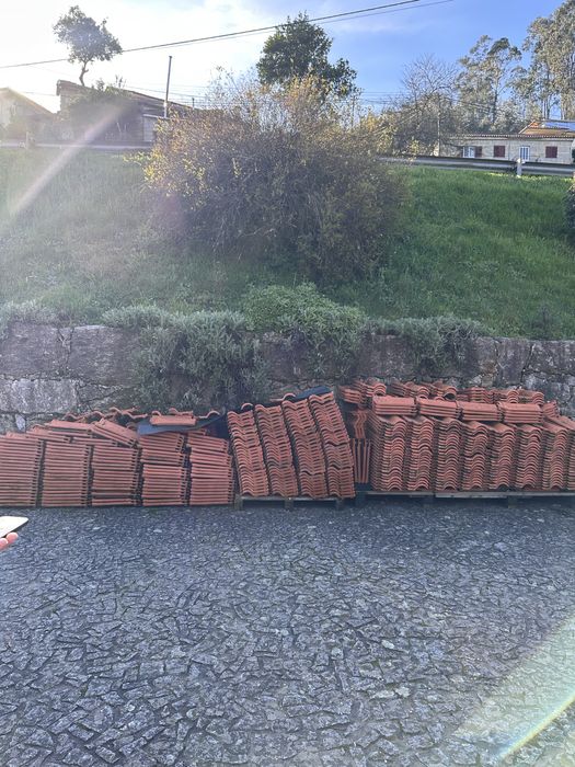 Vendo cerca de 700 telhas campos