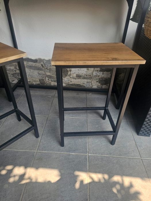 Conjunto Mesa Alta e 2 Bancos – Como Nov