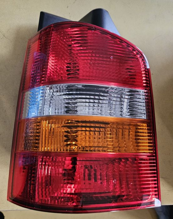 VW Transporter T5 nowa tylna lewa lampa Hella