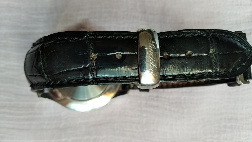 Часи швейцарськие Pineider.