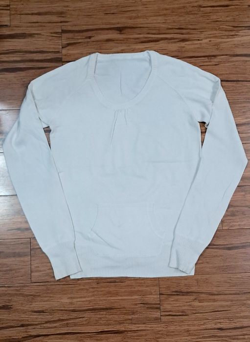 Biały sweter z kieszonką