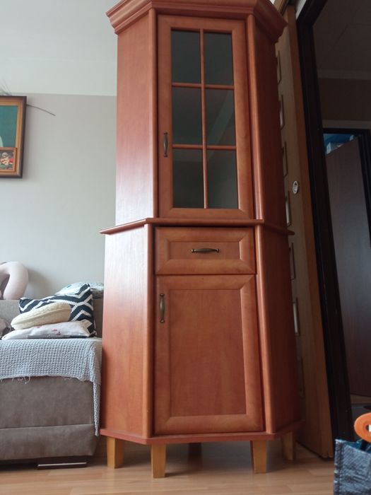 Witryna narożna w sam raz do małego salonu