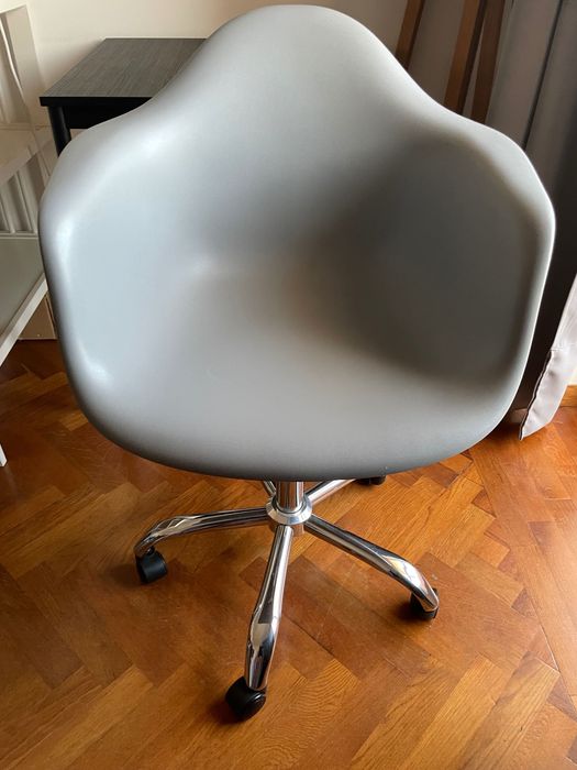 Cadeira de secretária estilo nórdico com rodas